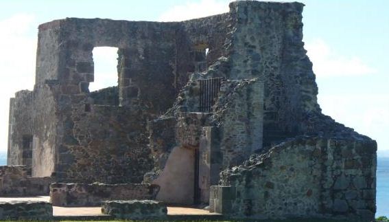 Les ruines du château Dubuc sur la presqu'île de la Caravelle