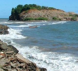 côte sauvage balayée par la houle
